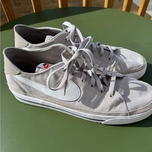 Men’s Nike canvas m, size 13. Barely worn